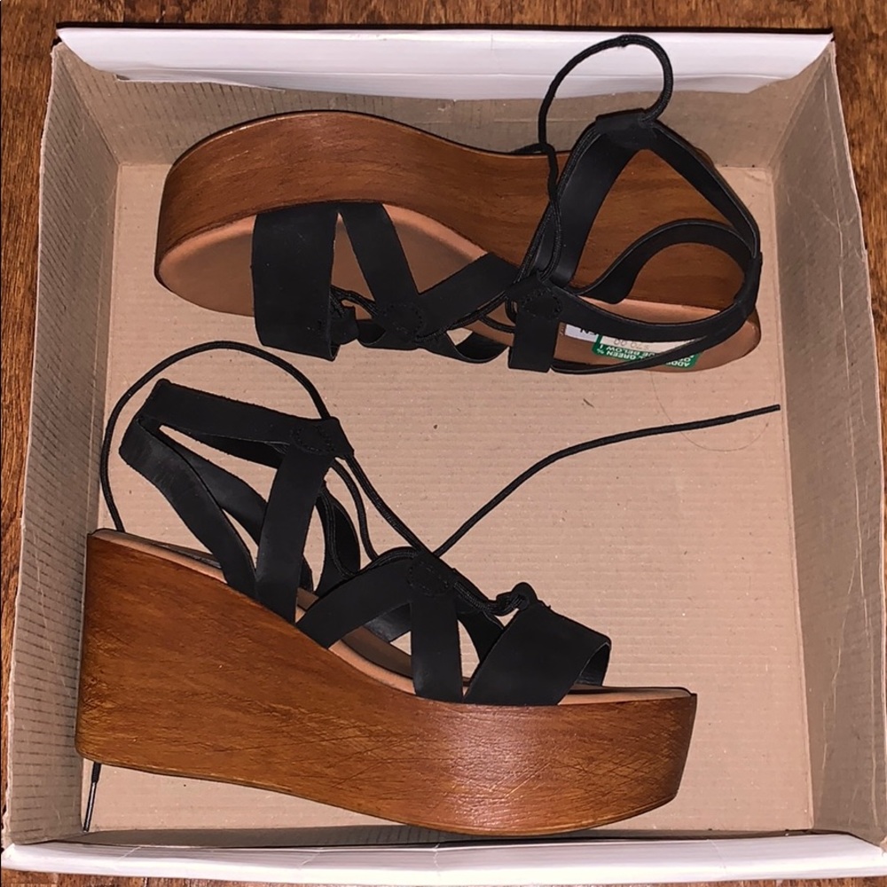 Black and brown wedge like tie sandal